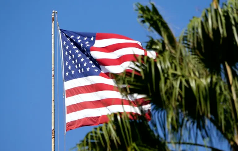 چگونه سبک بودن پرچم به زیبایی بصری محیط کمک میکند؟